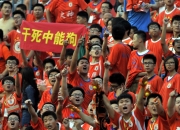 开云体育APP下载-紧张比赛结束，球迷沸腾掌声如雷