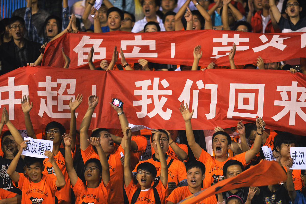 精彩比拼令球迷热血沸腾,全力支持 精彩比拼令球迷热血沸腾,全力支持