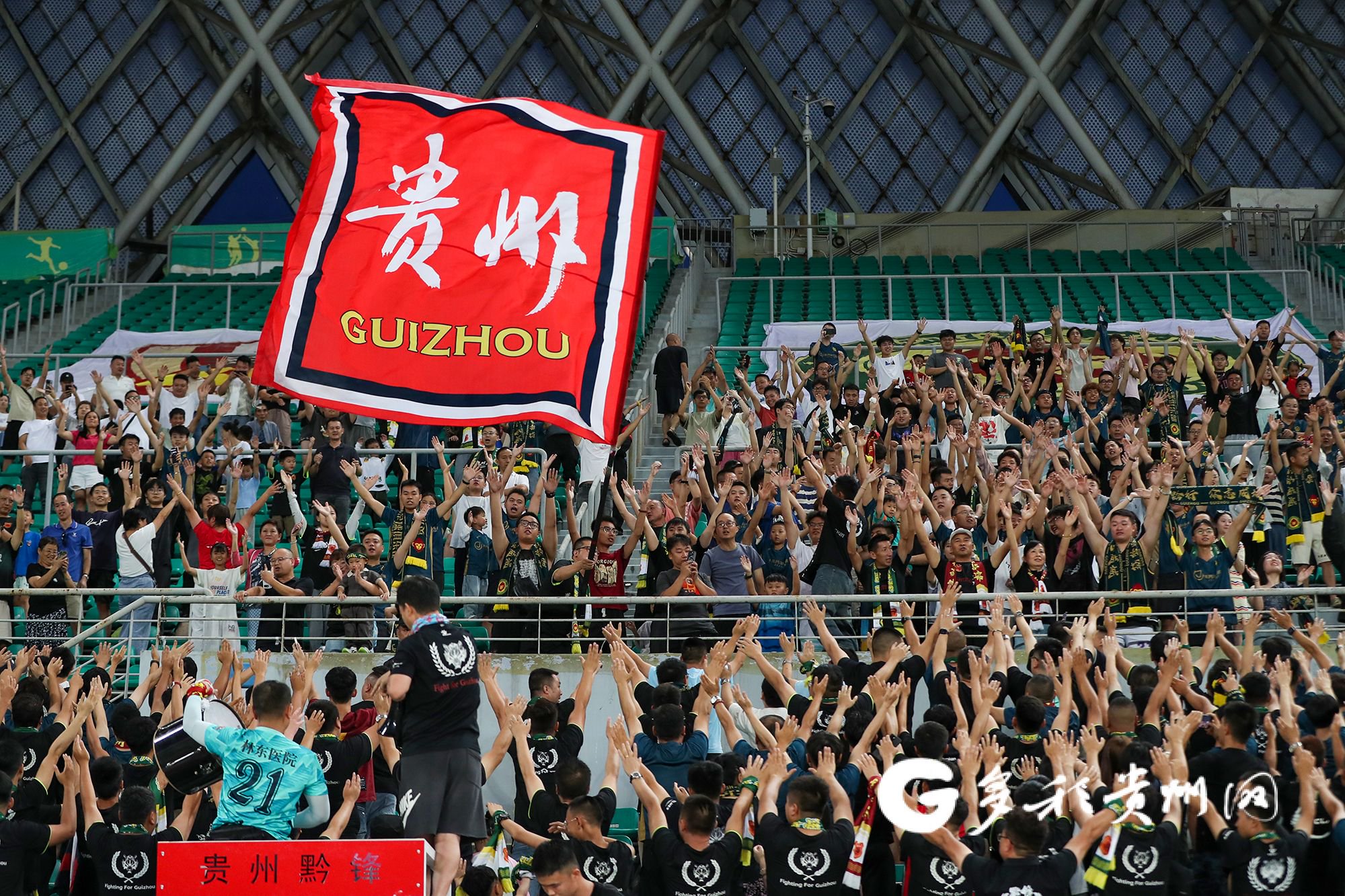 精彩比拼令球迷热血沸腾,全力支持 精彩比拼令球迷热血沸腾,全力支持