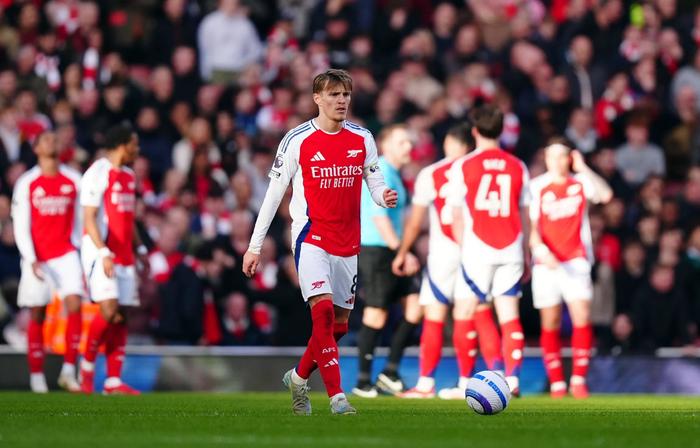 利物浦主场迎战阿森纳，争夺豪门之战