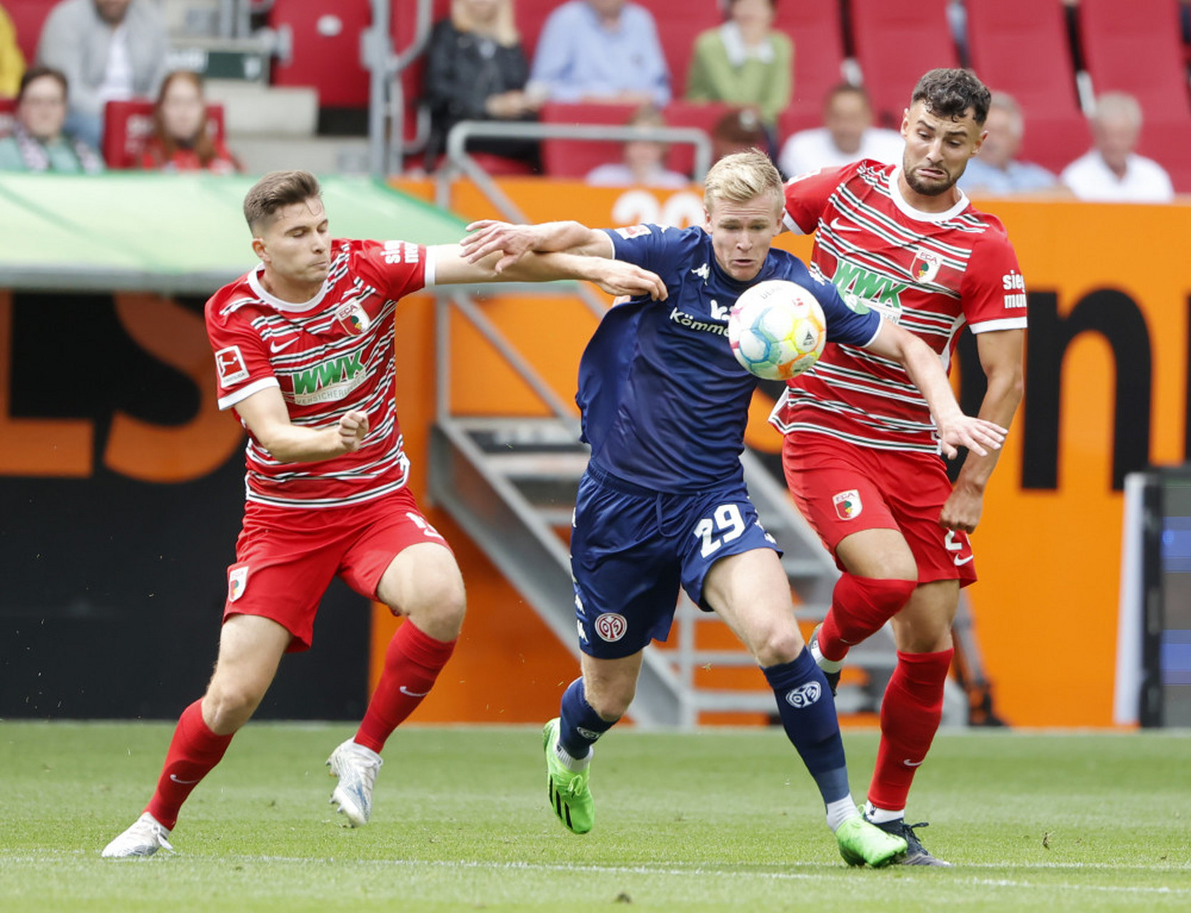 奥格斯堡战胜对手,球队脱离保级危机 奥格斯堡战胜对手,球队脱离保级危机