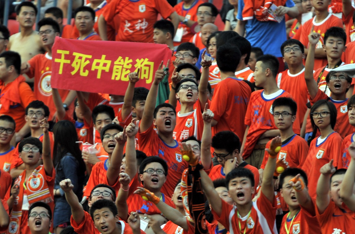 紧张比赛结束,球迷沸腾掌声如雷 紧张比赛结束,球迷沸腾掌声如雷