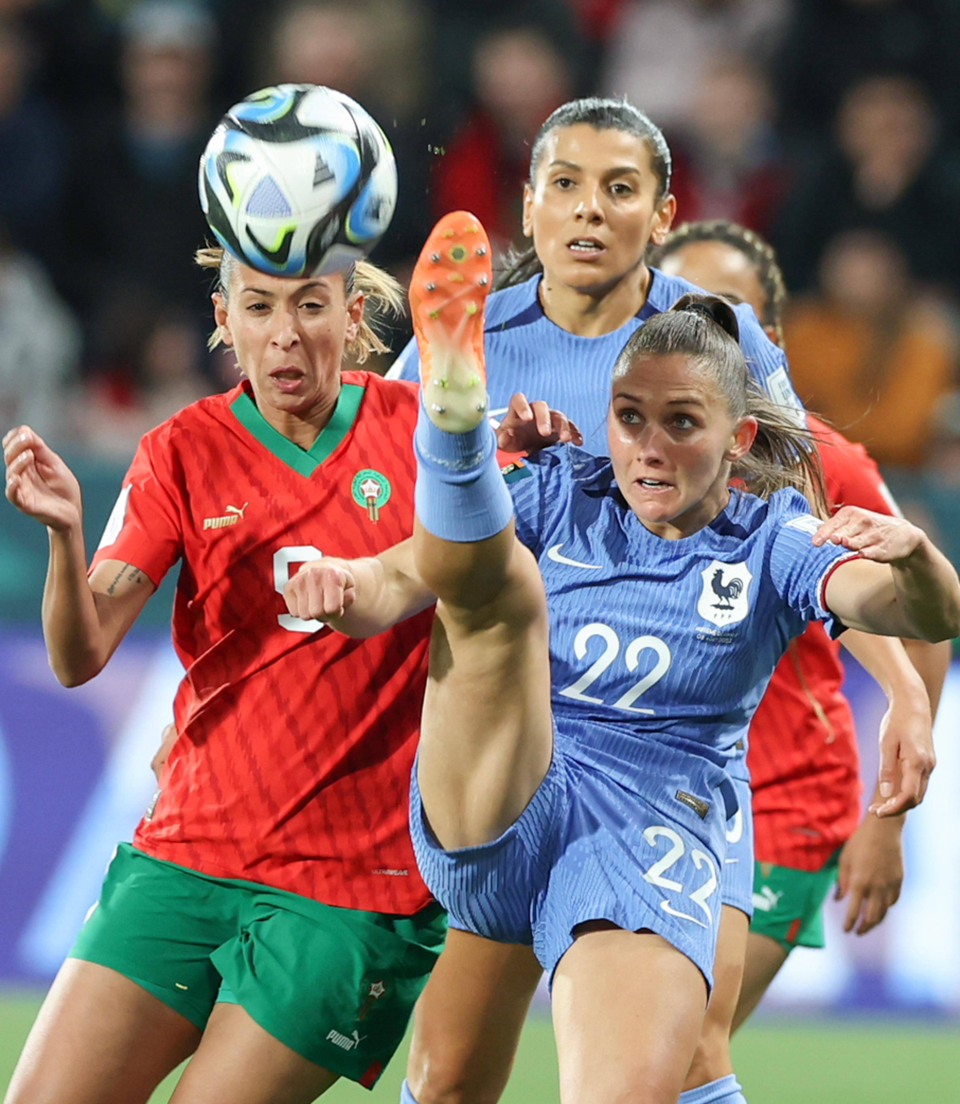 世界足球赛场上,女性球员风采不减 世界足球赛场上,女性球员风采不减