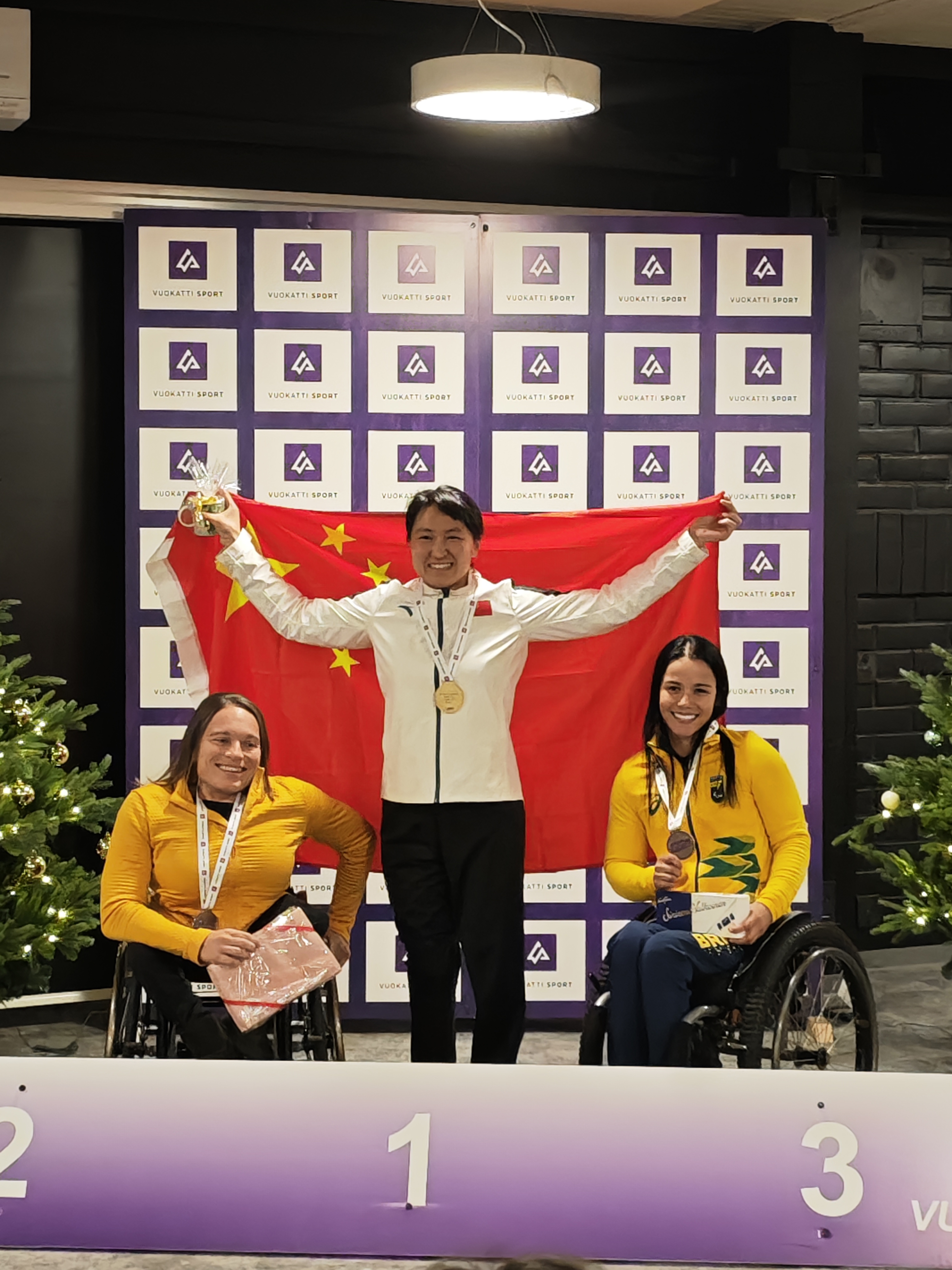 德国举重运动员力压对手登上领奖台的简单介绍