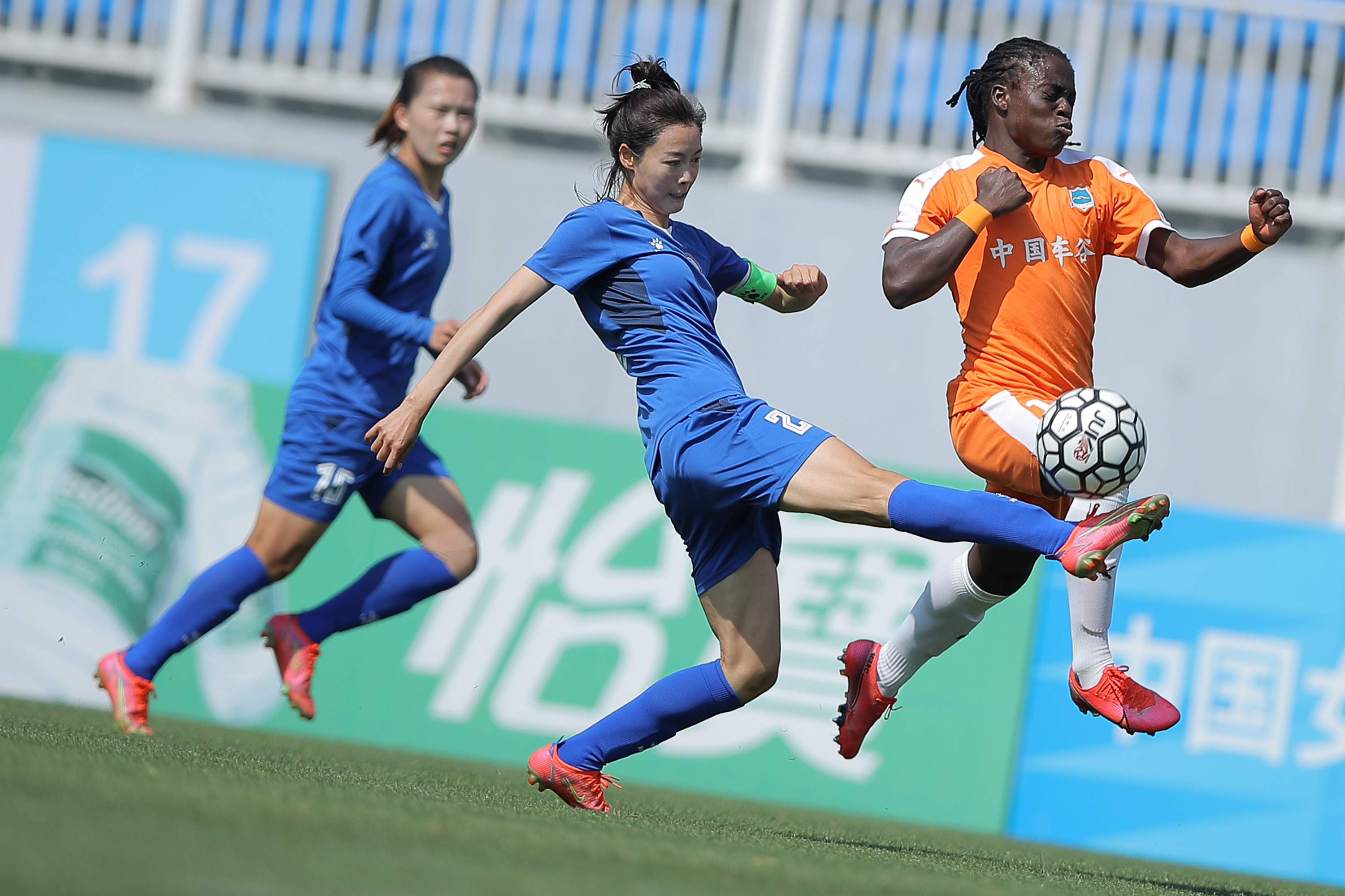 女子足球锦标赛决赛激烈对抗 女子足球锦标赛决赛激烈对抗