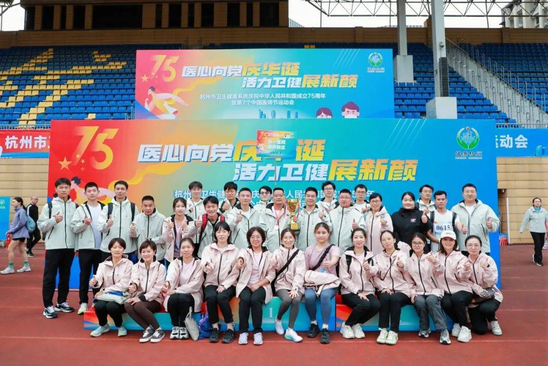 火爆舞台上,选手奋勇争夺奖项 火爆舞台上,选手奋勇争夺奖项