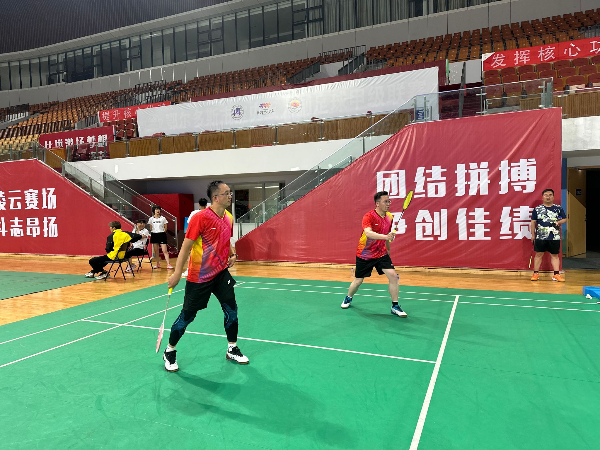 火爆舞台上,选手奋勇争夺奖项 火爆舞台上,选手奋勇争夺奖项