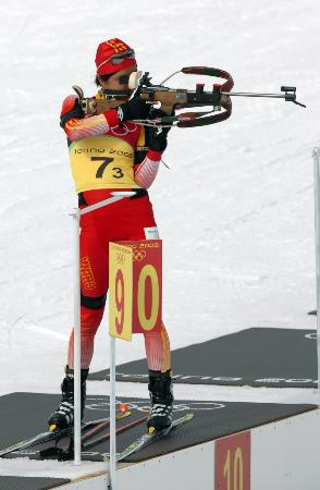 俄罗斯姑娘在射击比赛中大放异彩，勇夺金牌