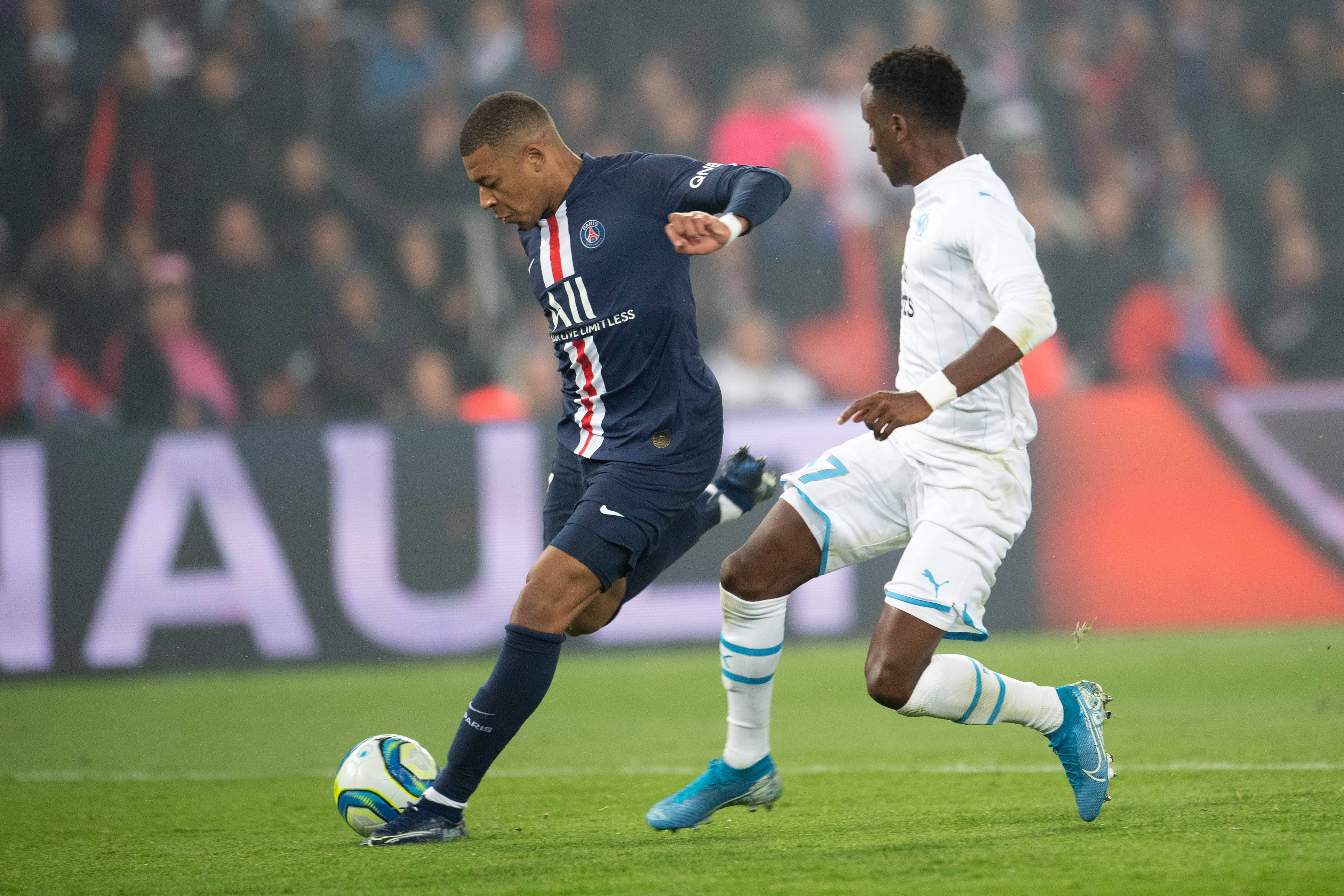 法国踢球队在比赛中展现实力