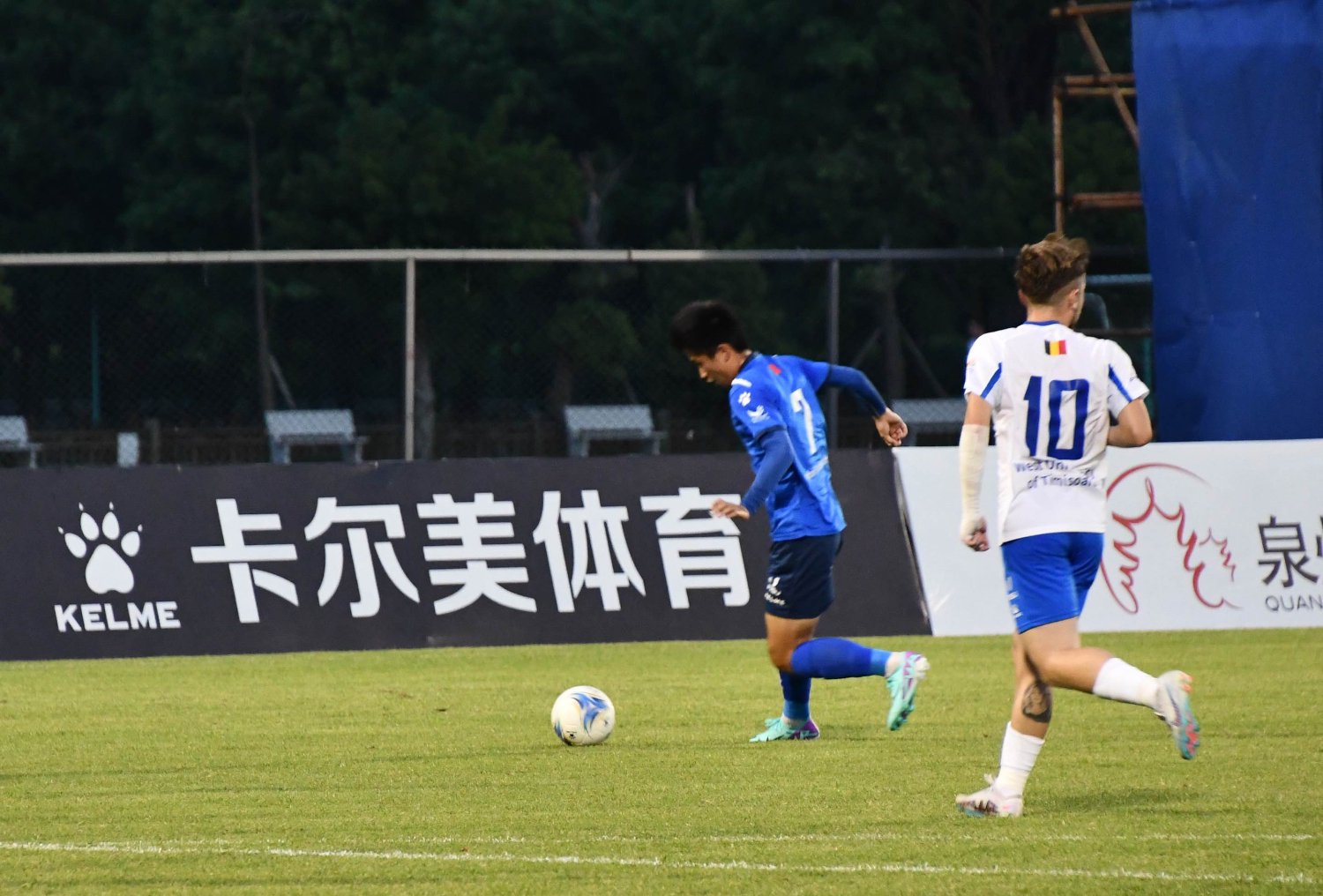 精彩比赛层出不穷,吸引观众热情支持 精彩比赛层出不穷,吸引观众热情支持