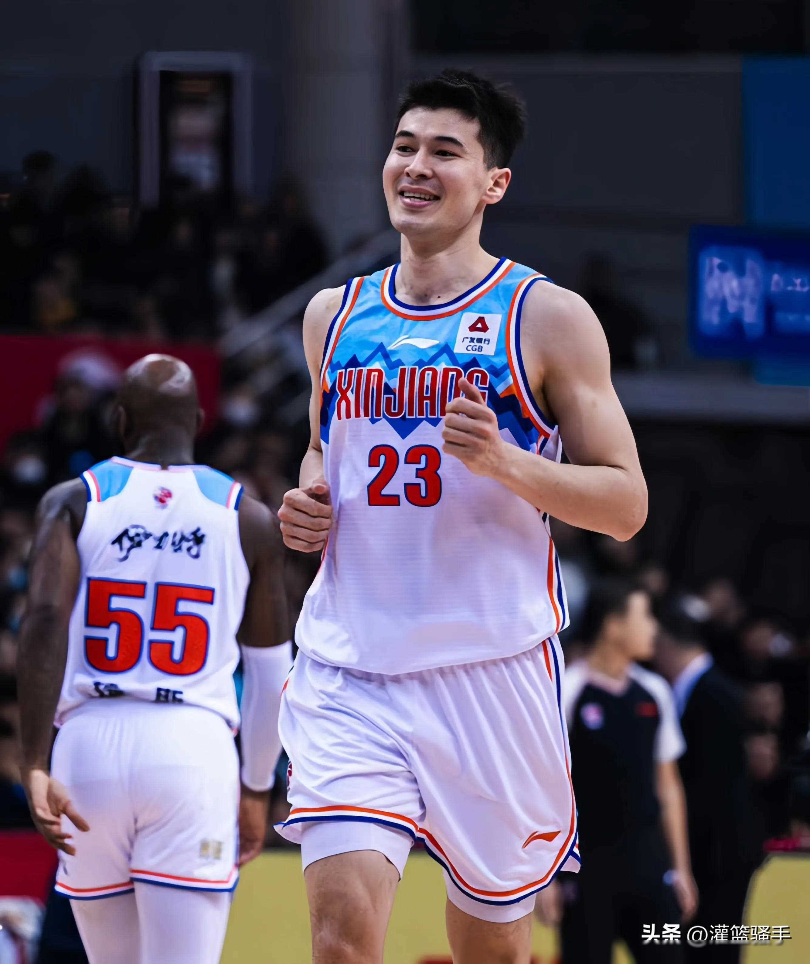 关于篮球赛场上掀起风云，球员实力大比拼的信息