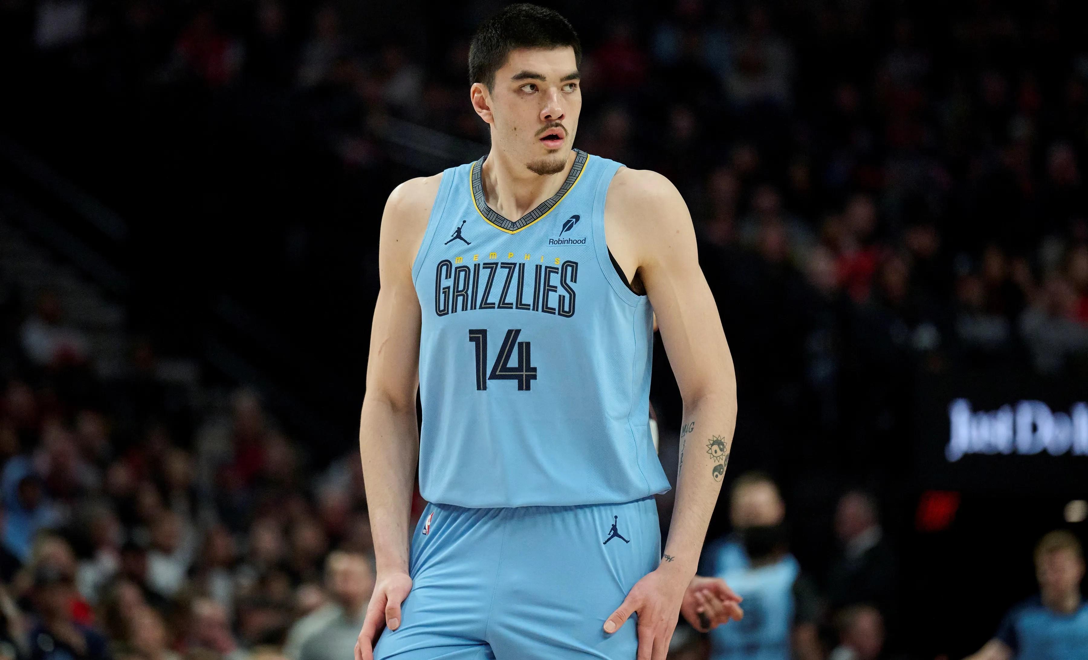 包含灰熊队老板考虑引进新球员，提升竞争力的词条