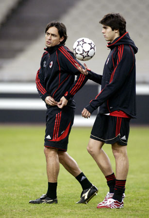 红黑军团实力远超预期,联赛成绩亮眼 红黑军团实力远超预期,联赛成绩亮眼