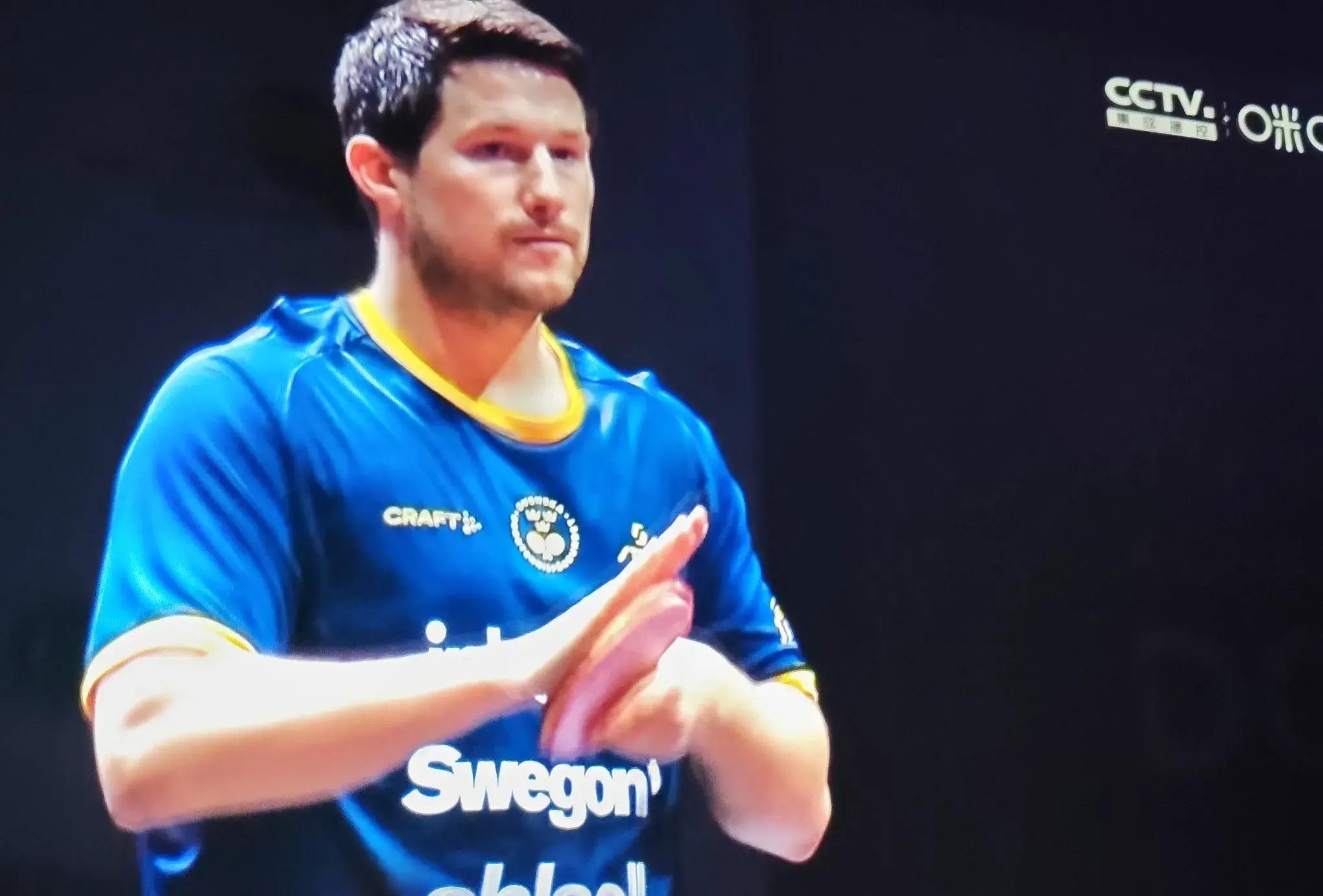 瑞典运动员登上颁奖台，荣耀归来