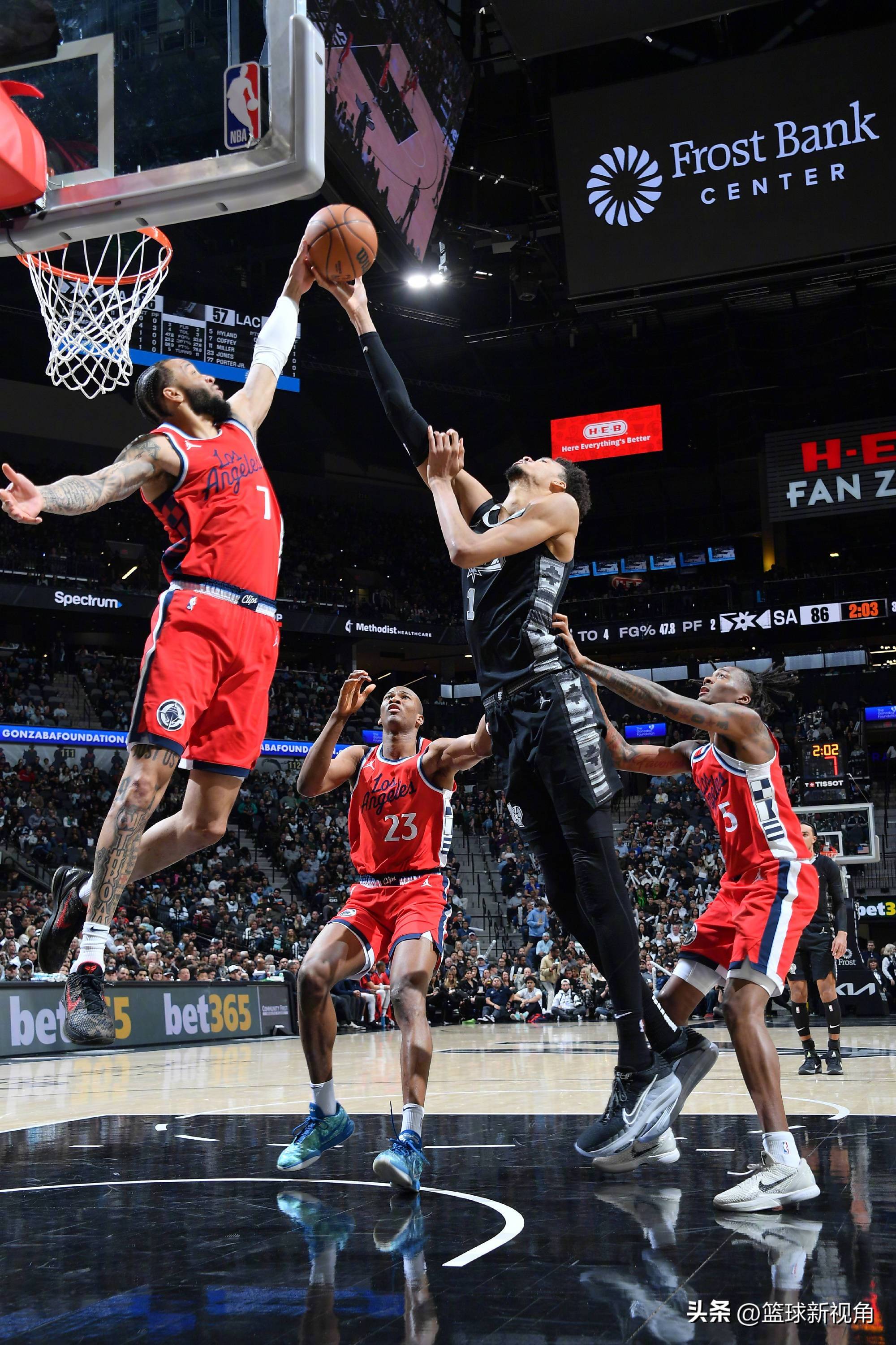 快船客场逆袭惊险脱险 快船客场逆袭惊险脱险