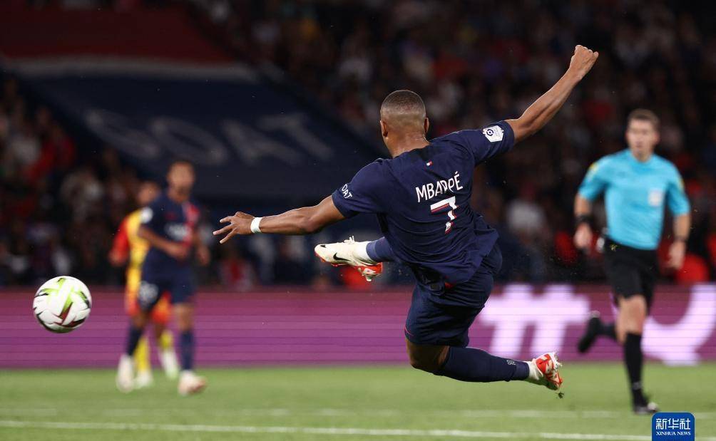 朗斯队在激烈比赛中取得关键胜利