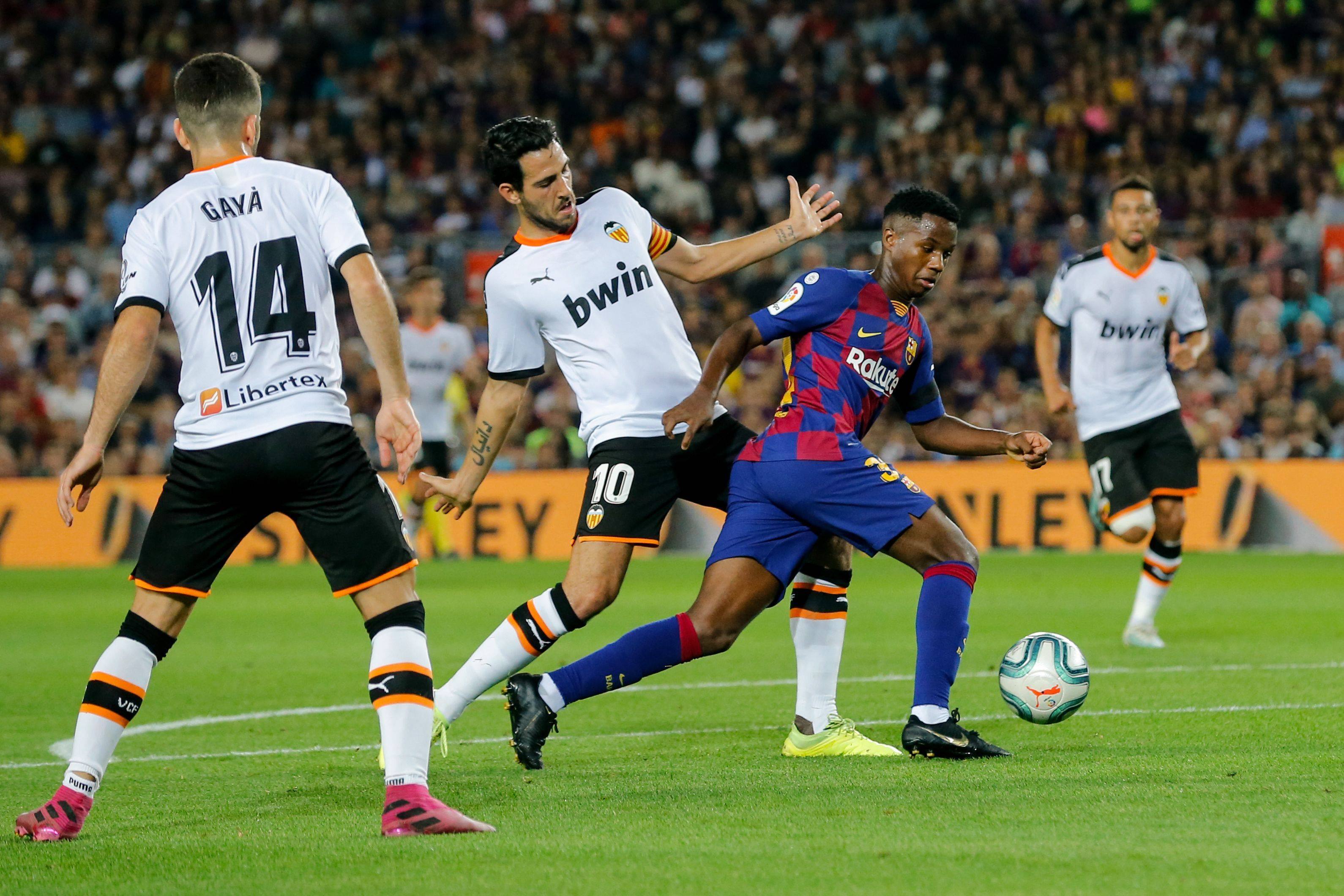 足球联赛激烈对决成为焦点话题 足球联赛激烈对决成为焦点话题