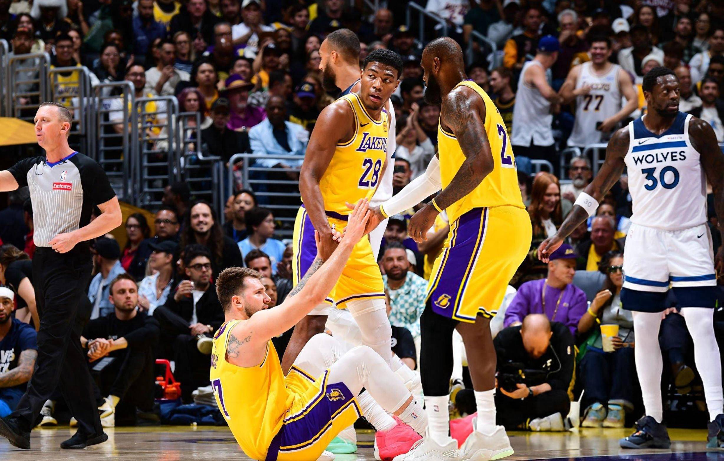 关于湖人在迪拜伤退引热议的信息 关于湖人在迪拜伤退引热议的信息