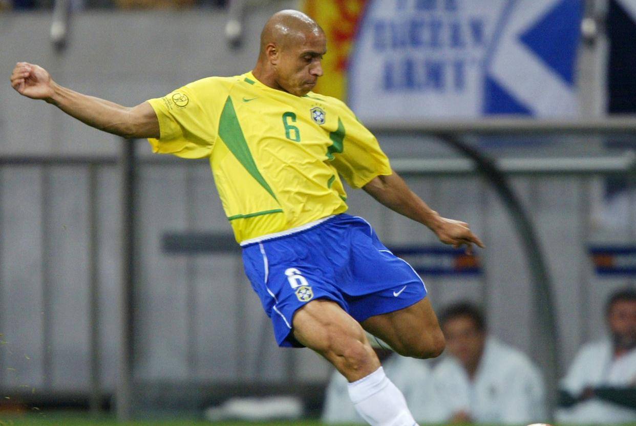 巴西足球明星在国际比赛中发威