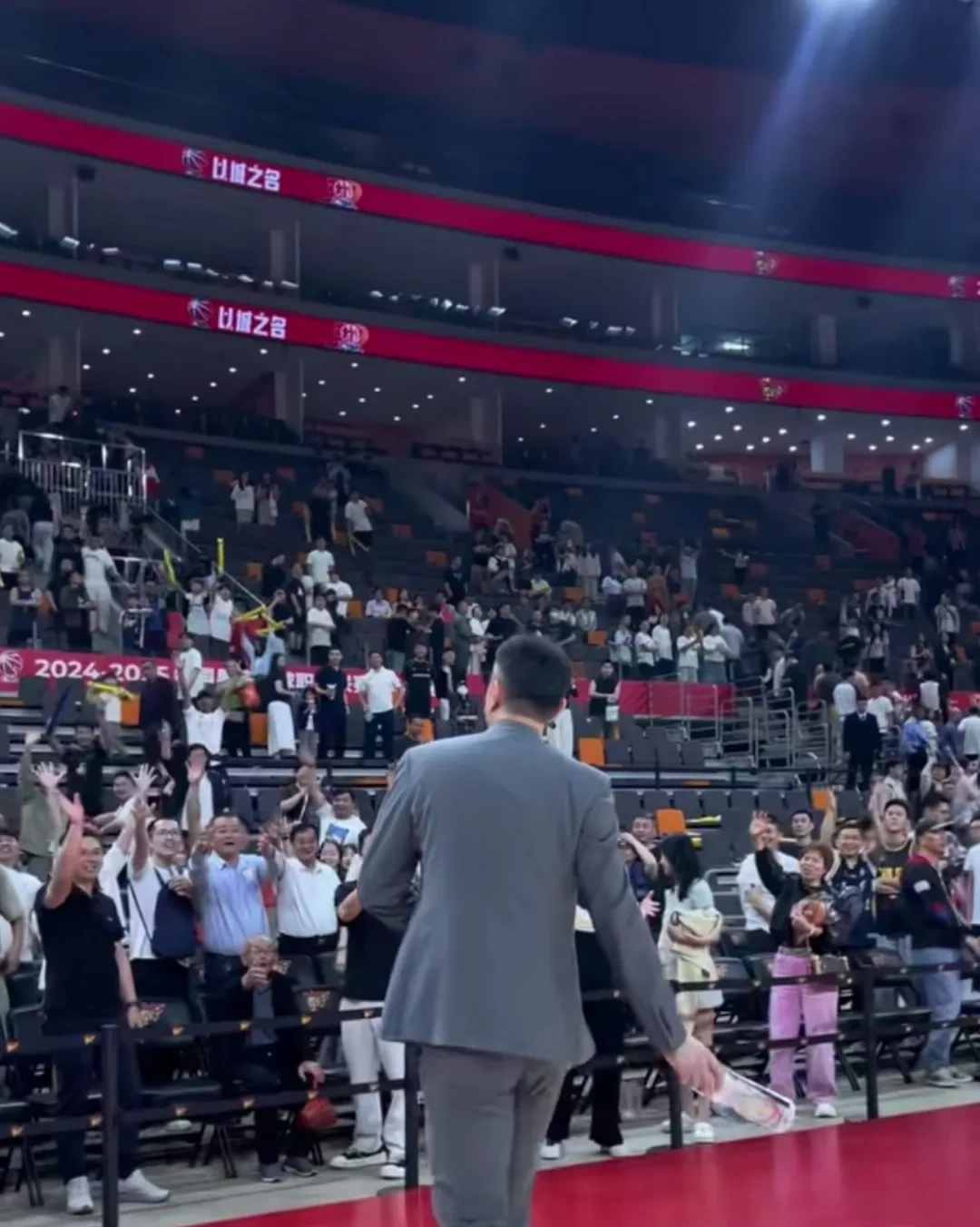 奋力追赶比分的场面，球迷情绪高涨的简单介绍