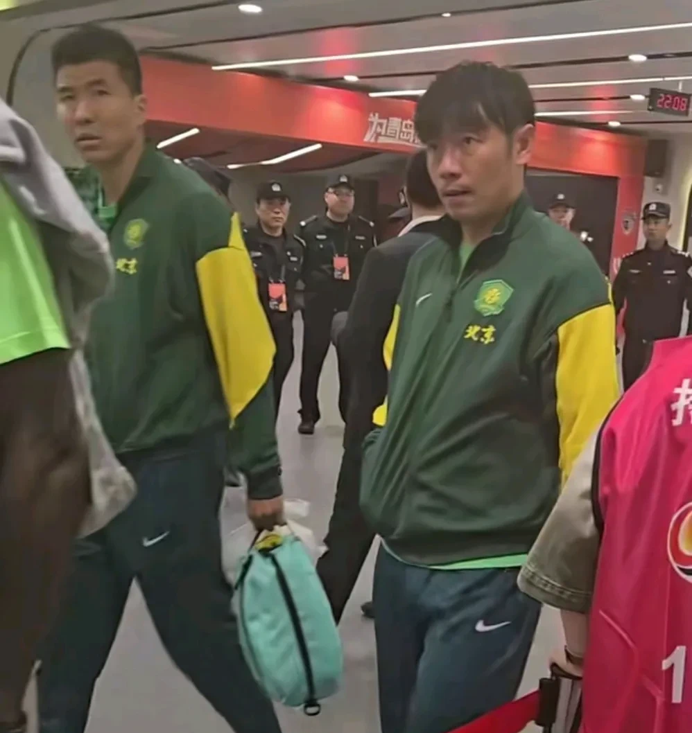 国安球员训练态度认真,备战下轮比赛 国安球员训练态度认真,备战下轮比赛