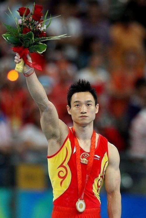 体操新星光芒四射,夺得金牌 体操新星光芒四射,夺得金牌