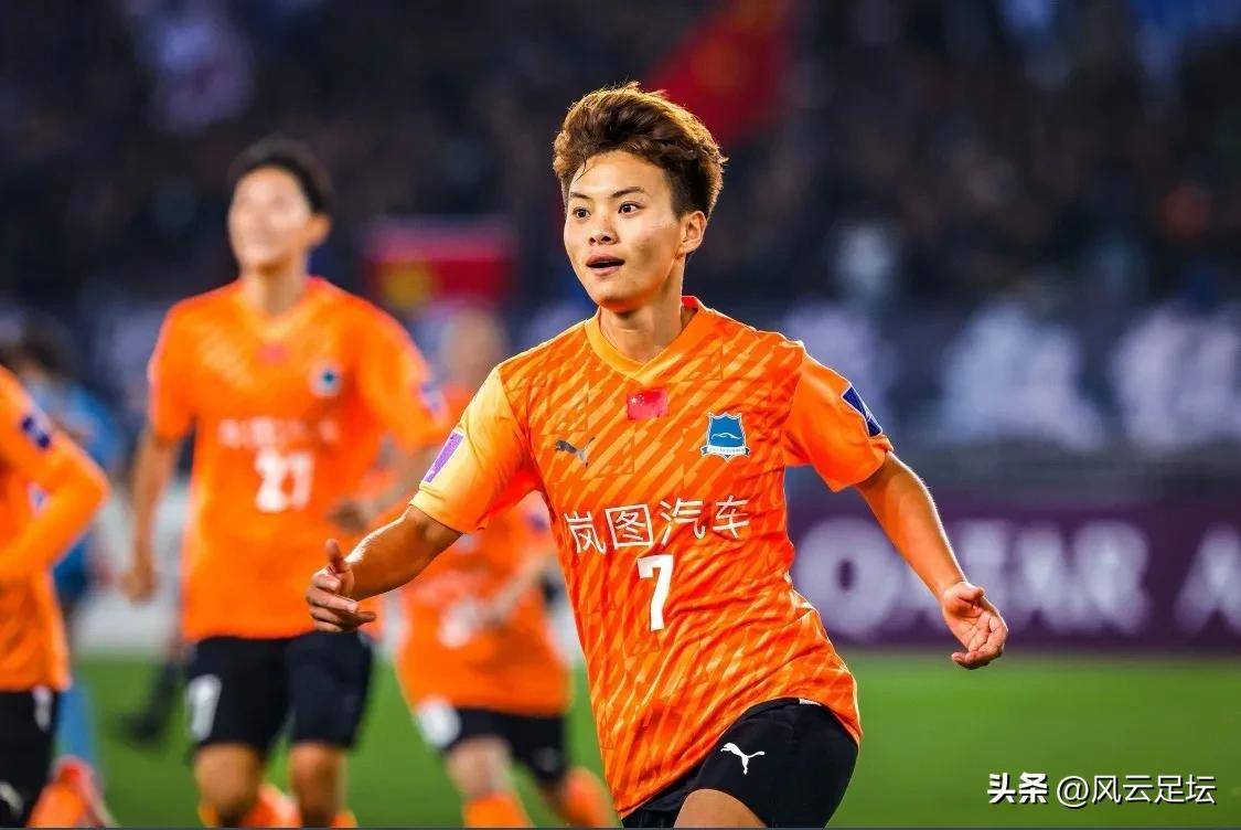 精彩比赛中球队顽强逆转,最终胜出 精彩比赛中球队顽强逆转,最终胜出