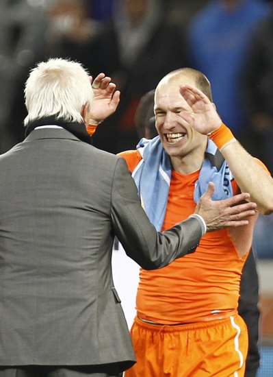 乌拉圭横扫罗马,罗本爆发神勇的简单介绍 乌拉圭横扫罗马,罗本爆发神勇的简单介绍